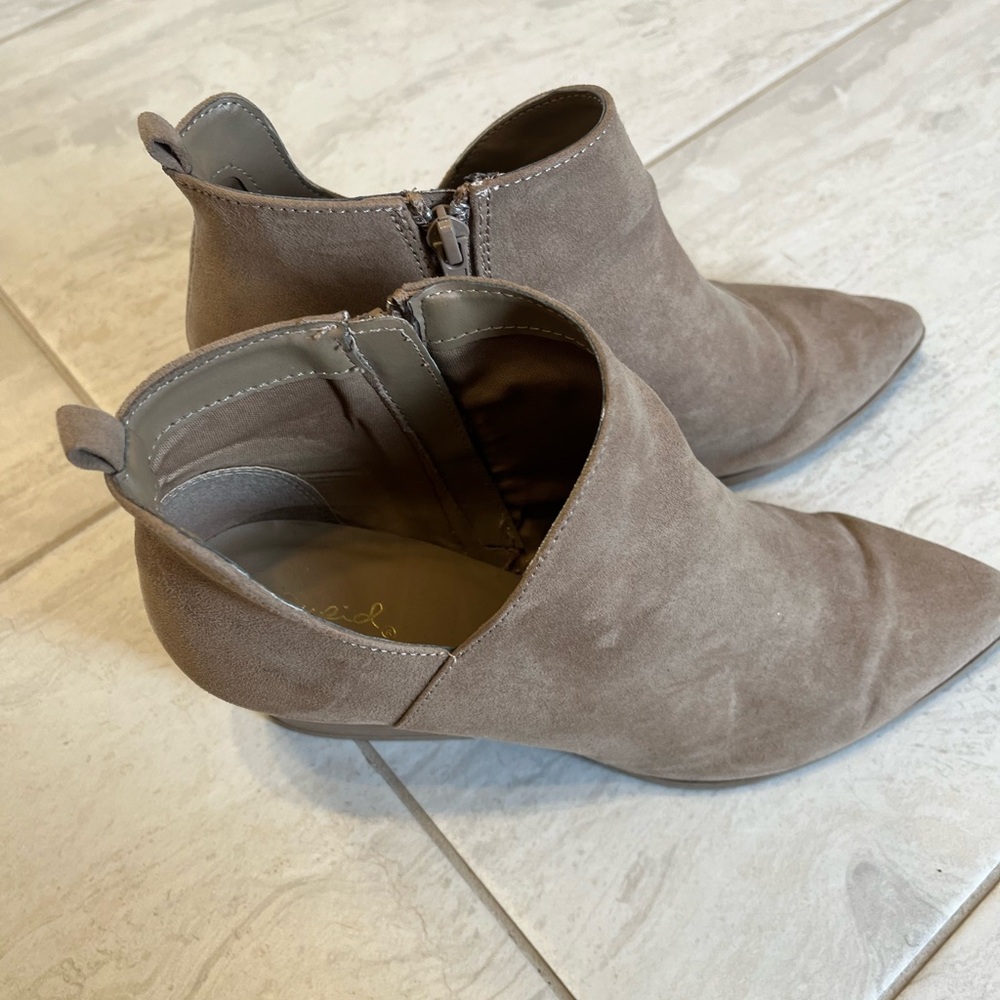 Qupid Size 9 Ankle booties with a side cutout